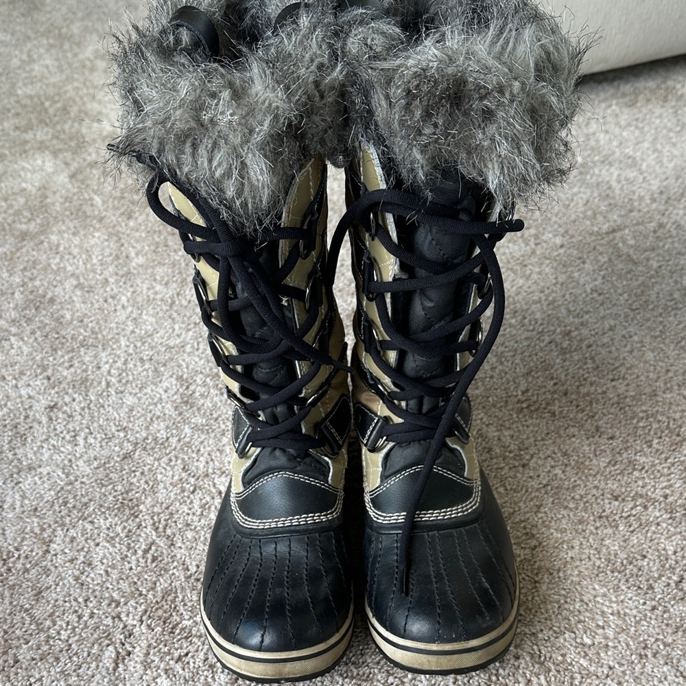 Sorel Quilted Tan and Black Fur-Trim Boots-size 8.5 - Picture 2 of 5